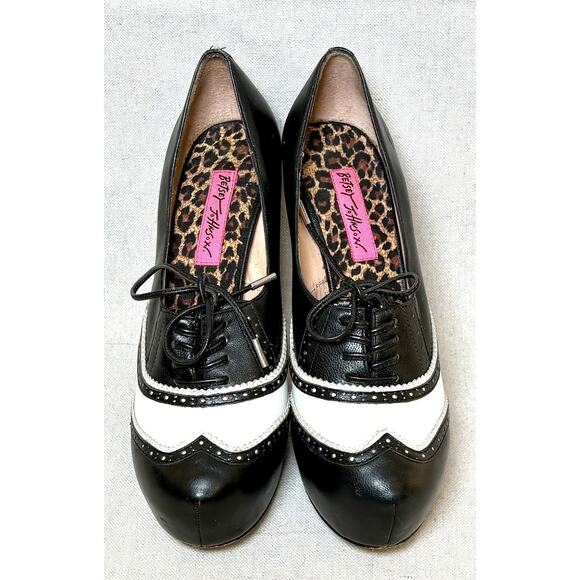 BETSEY JOHNSON Black and White Napoleon Oxford Wingtip Pump Women's Size 6.5 - Picture 2 of 7